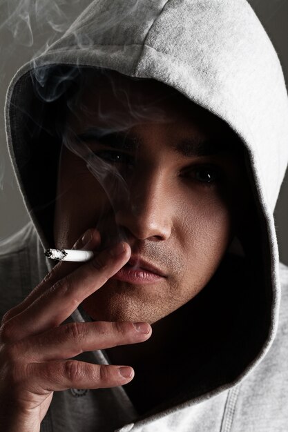 Молодой человек курит