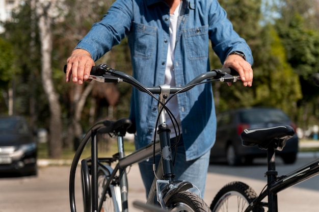 그의 자전거와 함께 밖에서 시간을 보내는 젊은 남자