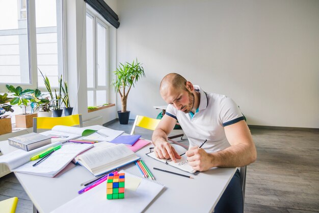 一人で部屋で勉強している若い男