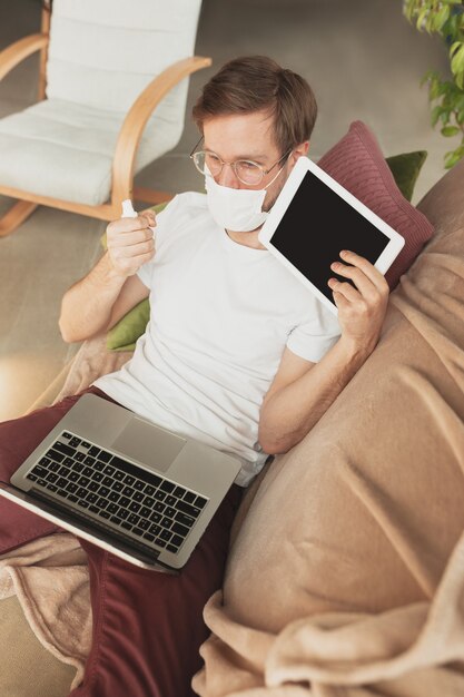 소독기에 대한 온라인 과정 동안 집에서 공부하는 젊은 남자