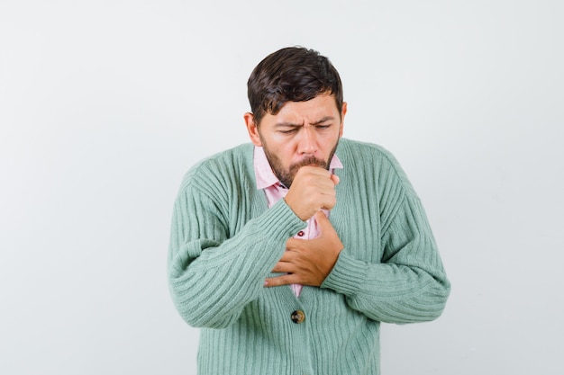 Foto gratuita giovane che soffre di tosse in camicia, cardigan e sembra malato, vista frontale.