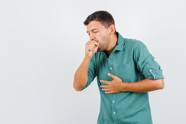 Foto gratuita giovane che soffre di tosse in camicia e sembra malato.