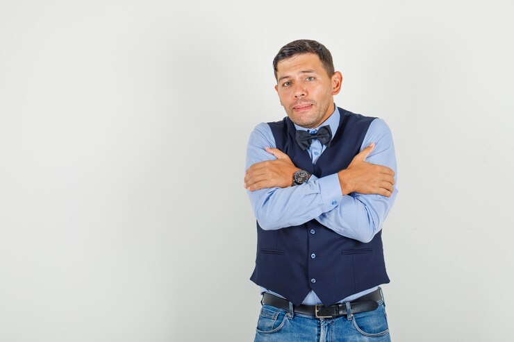 無料Photo スーツを着た若い男、ジーンズが震えて寒さを感じて惨めに見える