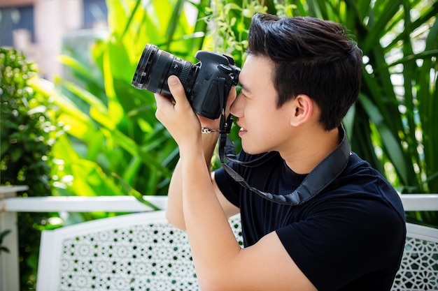 若い男が幸せで写真を撮る