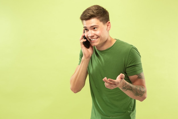 Free photo young man talking on the phone