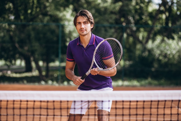 Foto gratuita tennis del giovane alla corte