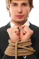 Foto gratuita un giovane legato con la corda