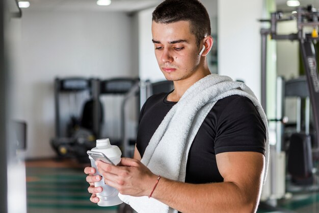 Giovane uomo allenamento in palestra