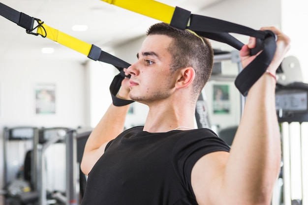 Foto gratuita giovane uomo allenamento in palestra