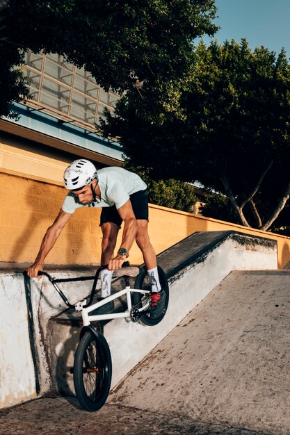 若い男がbmxの自転車でトレーニング