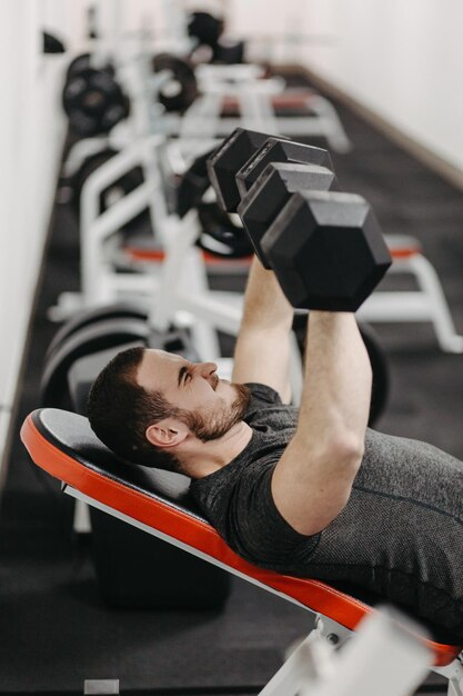 젊은 남자는 건강을 유지하고 근육을 정의하기 위해 몸을 훈련합니다