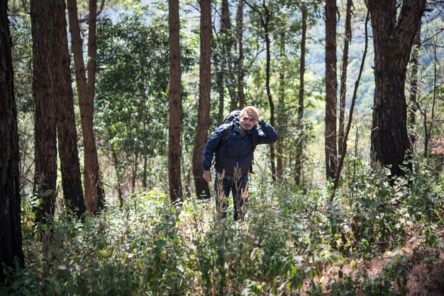 젊은 남자 여행자 배낭에 산, 자연과 함께 즐기는 여행 라이프 스타일 개념.