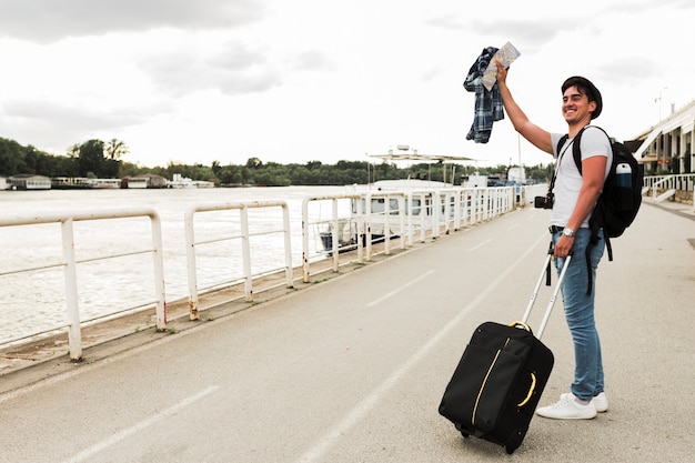 若い男が世界中を旅する