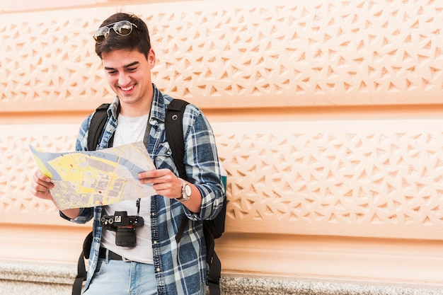 無料写真 若い男が世界中を旅する