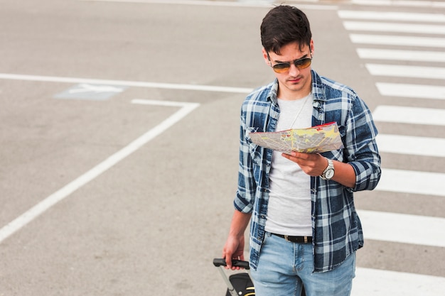 Free photo young man traveling around the world