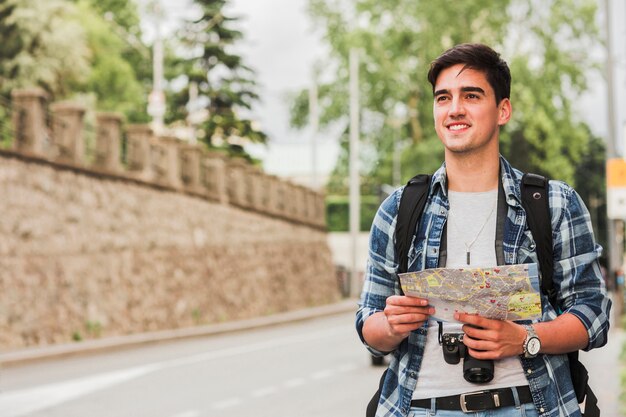 若い男が世界中を旅する