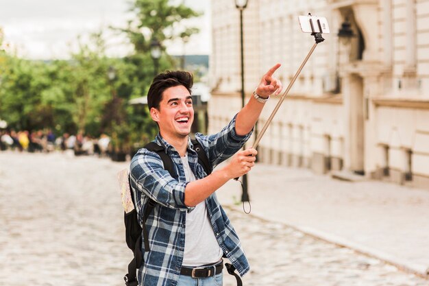 若い男が世界中を旅する