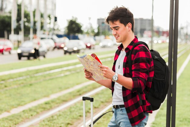 若い男が世界中を旅する