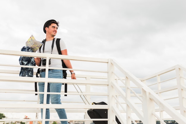 Free photo young man traveling around the world