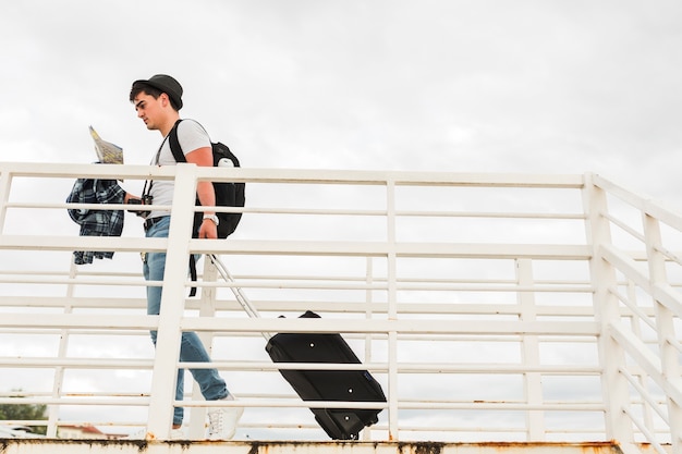 Free photo young man traveling around the world