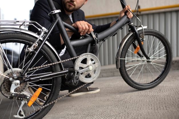 無料写真 市内で折りたたみ自転車を使用している若い男