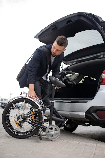 無料写真 市内で折りたたみ自転車を使用している若い男