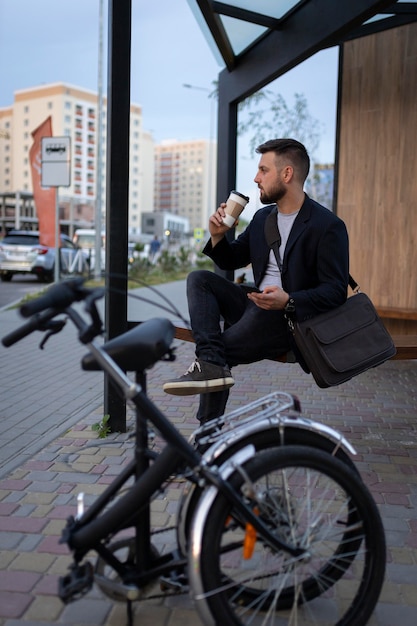 無料写真 市内で折りたたみ自転車を使用している若い男