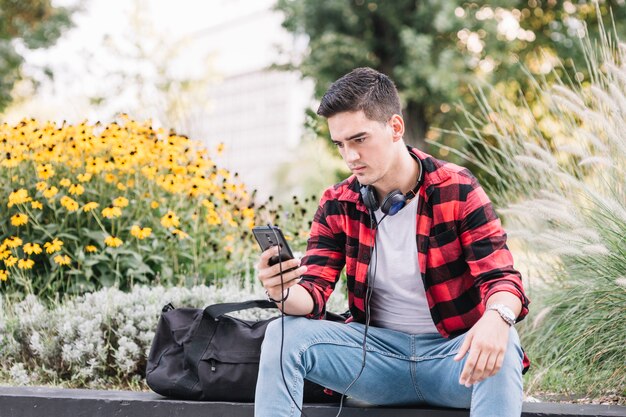 Бесплатное фото Молодой человек, используя мобильный телефон