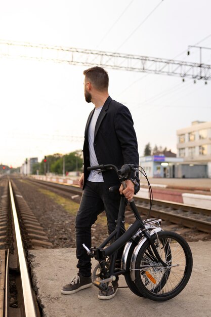 市内で折りたたみ自転車を使用している若い男