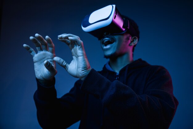 VRの若い男-青のネオンライトのメガネ