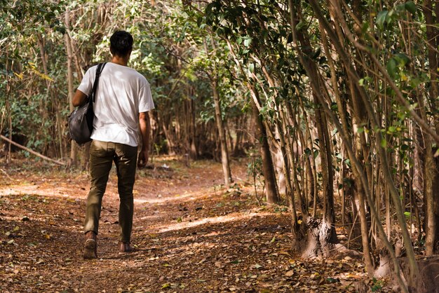 森の中を歩く若い男