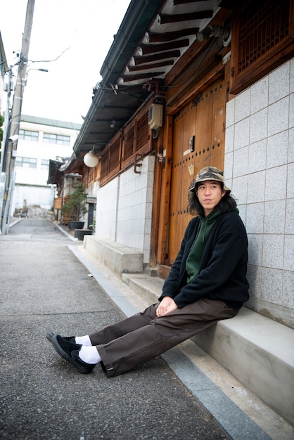 Free photo young man wearing a bucket hat in the city