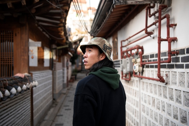 Free photo young man wearing a bucket hat in the city