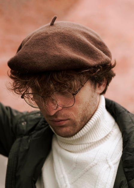 Free photo young man wearing a french hat