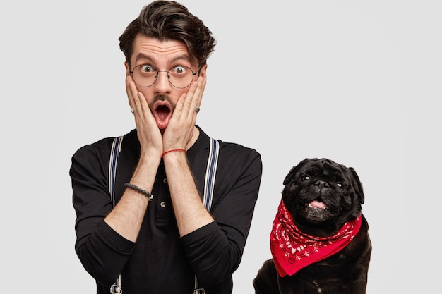 Foto gratuita giovane uomo che indossa bandana rossa e camicia nera e il suo cane