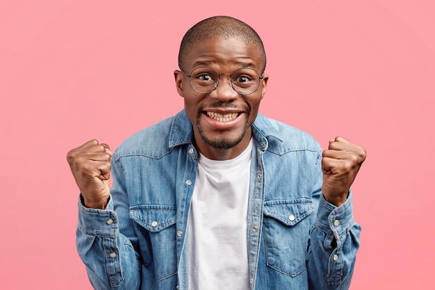 Free photo young man wearing trendy eyeglasses and denim shirt