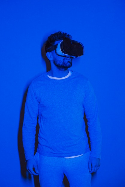Free photo young man wearing vr goggles