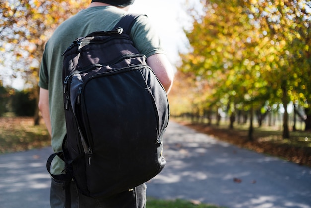 Foto gratuita giovane con zaino nel parco