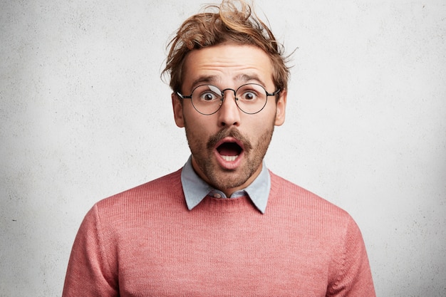 Free photo young man with beard and round glasses