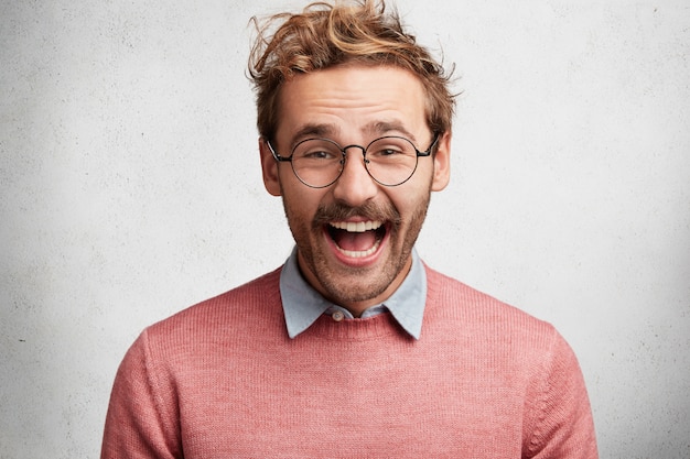 Free photo young man with beard and round glasses