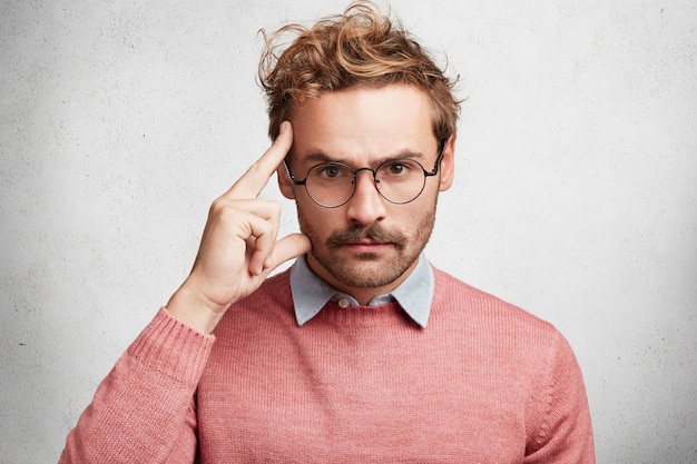 Free photo young man with beard and round glasses