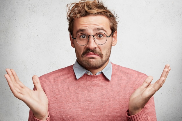 Free photo young man with beard and round glasses