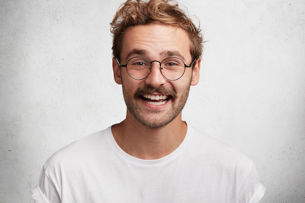 Giovane con barba e occhiali rotondi