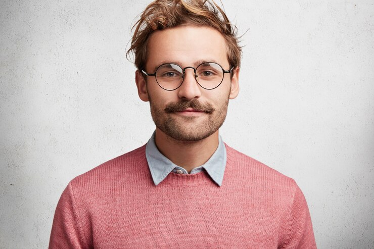 Free Photo young man with beard and round glasses