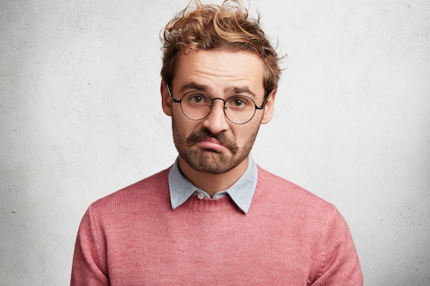 Foto gratuita giovane con barba e occhiali rotondi