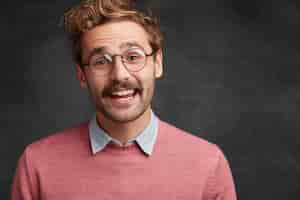 Free photo young man with beard and round glasses