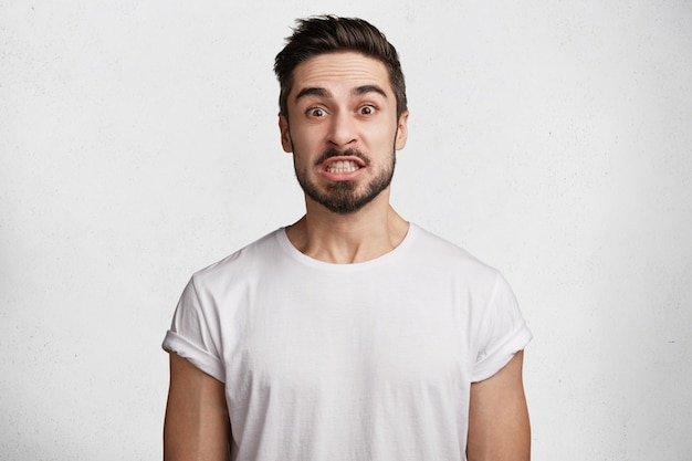 Free photo young man with beard and white t-shirt