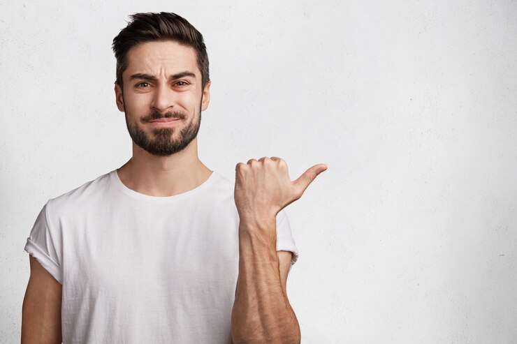 Free Photo young man with beard and white t-shirt