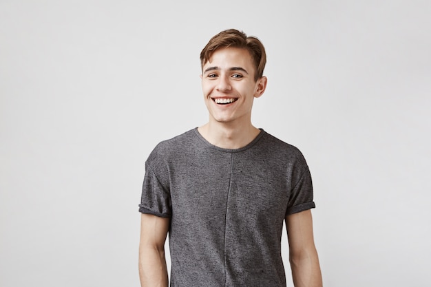 Free photo young man with a charming smile and blue eyes posing