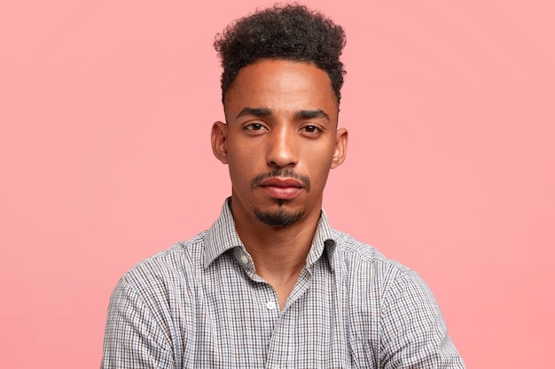 Free photo young man with curly hair and shirt with pattern